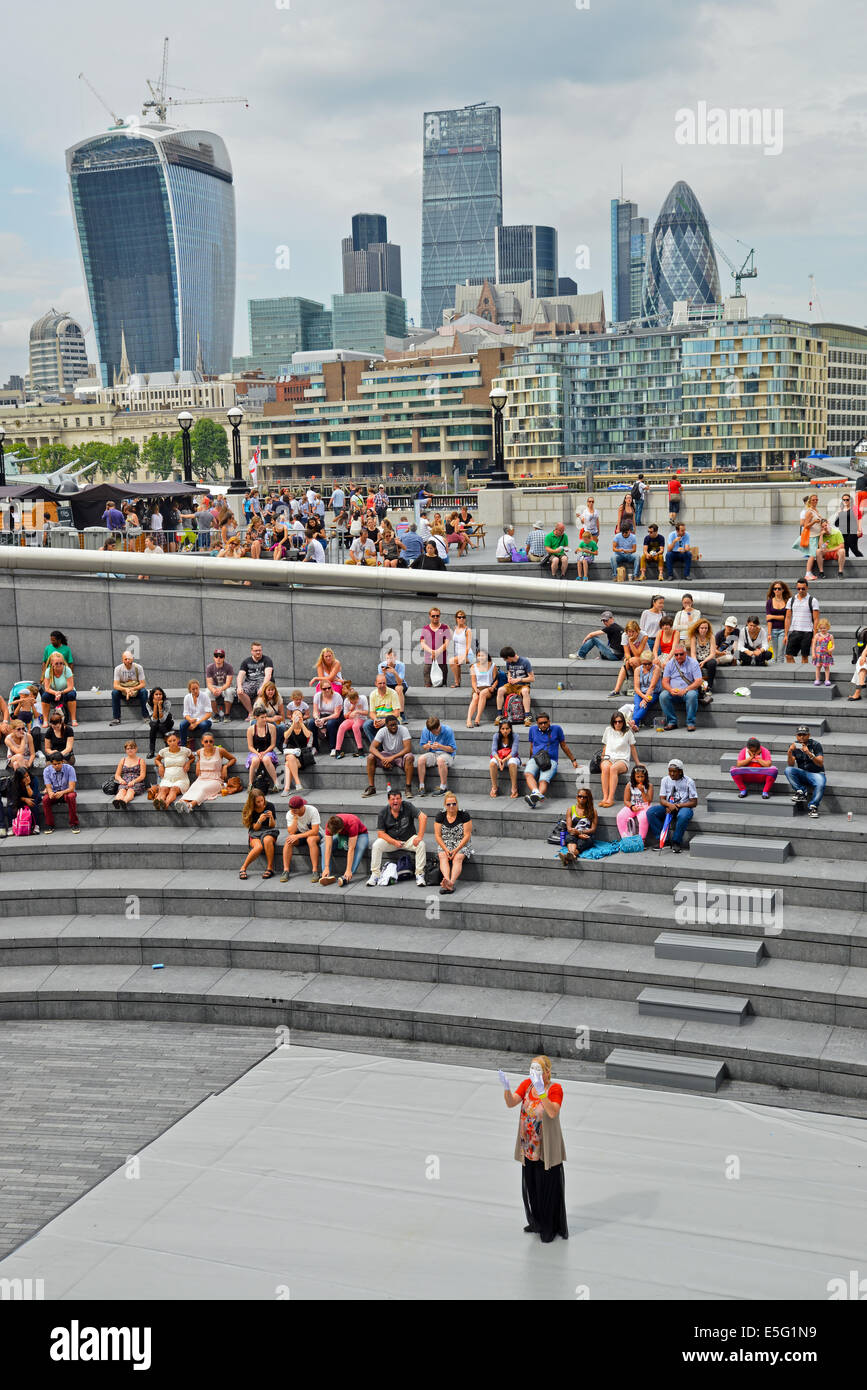 Darsteller mit auf Zuschauer auf der Südseite der Themse mit City of London im Hintergrund Stockfoto