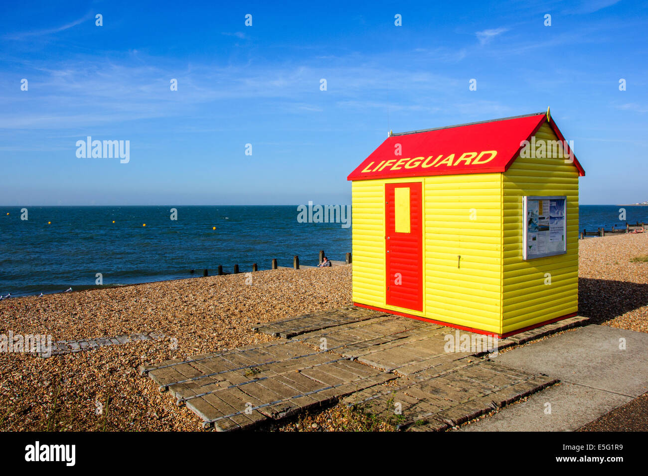 Rettungsschwimmer-Hütte am Strand in Whitstable, Kent, England Stockfoto