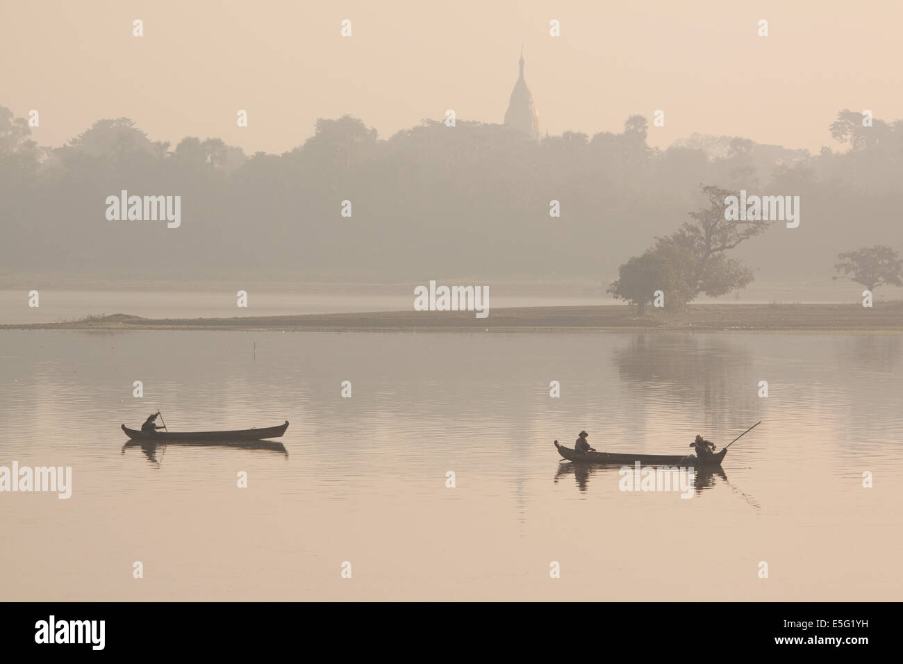 Fischer am See Taungthaman, Amarapura, Myanmar (Burma) Stockfoto