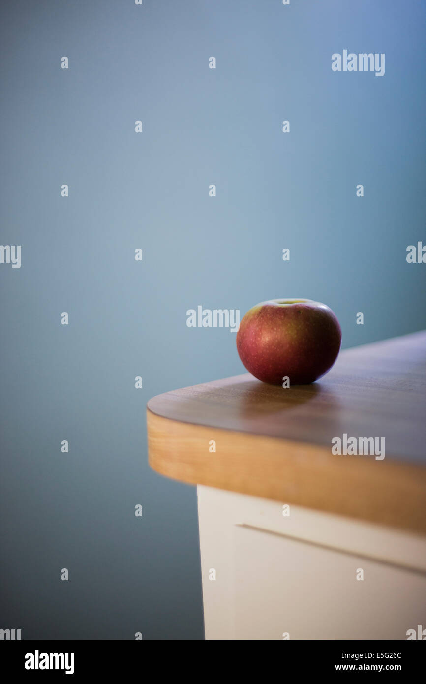 Apple auf Küchentisch Stockfoto
