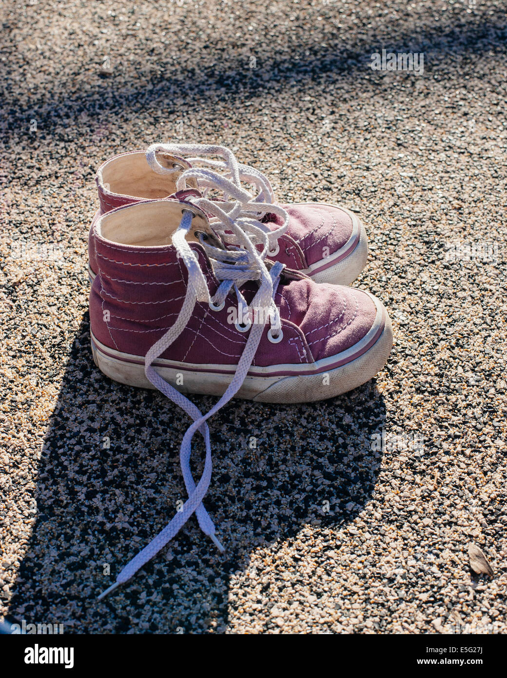 Schuhe auf Bürgersteig Stockfoto