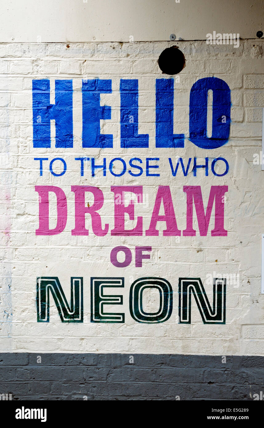 Hallo an diejenigen, die Wand außen Götter eigenen Junk Yard, Walthamstow, London Borough of Waltham Forest Dream Neon-Schild bedruckt, Stockfoto