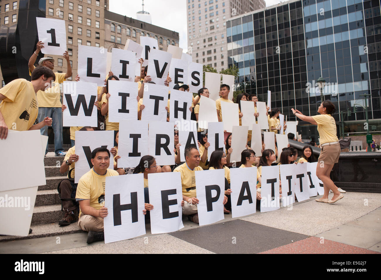 Freiwillige sammeln in Foley Square in New York am Welt-Hepatitis-Tag Stockfoto