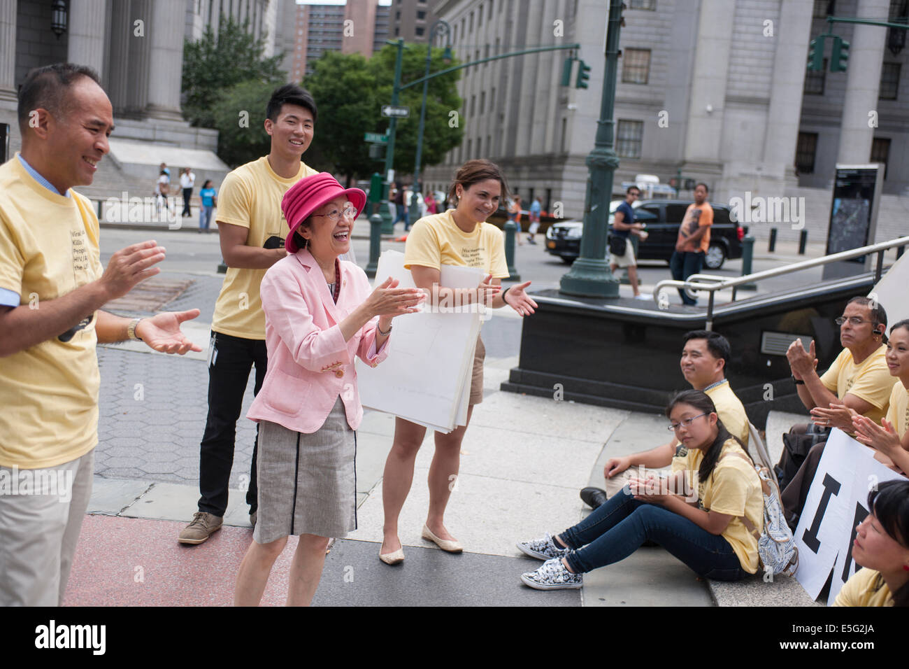 Freiwillige sammeln in Foley Square in New York am Welt-Hepatitis-Tag Stockfoto