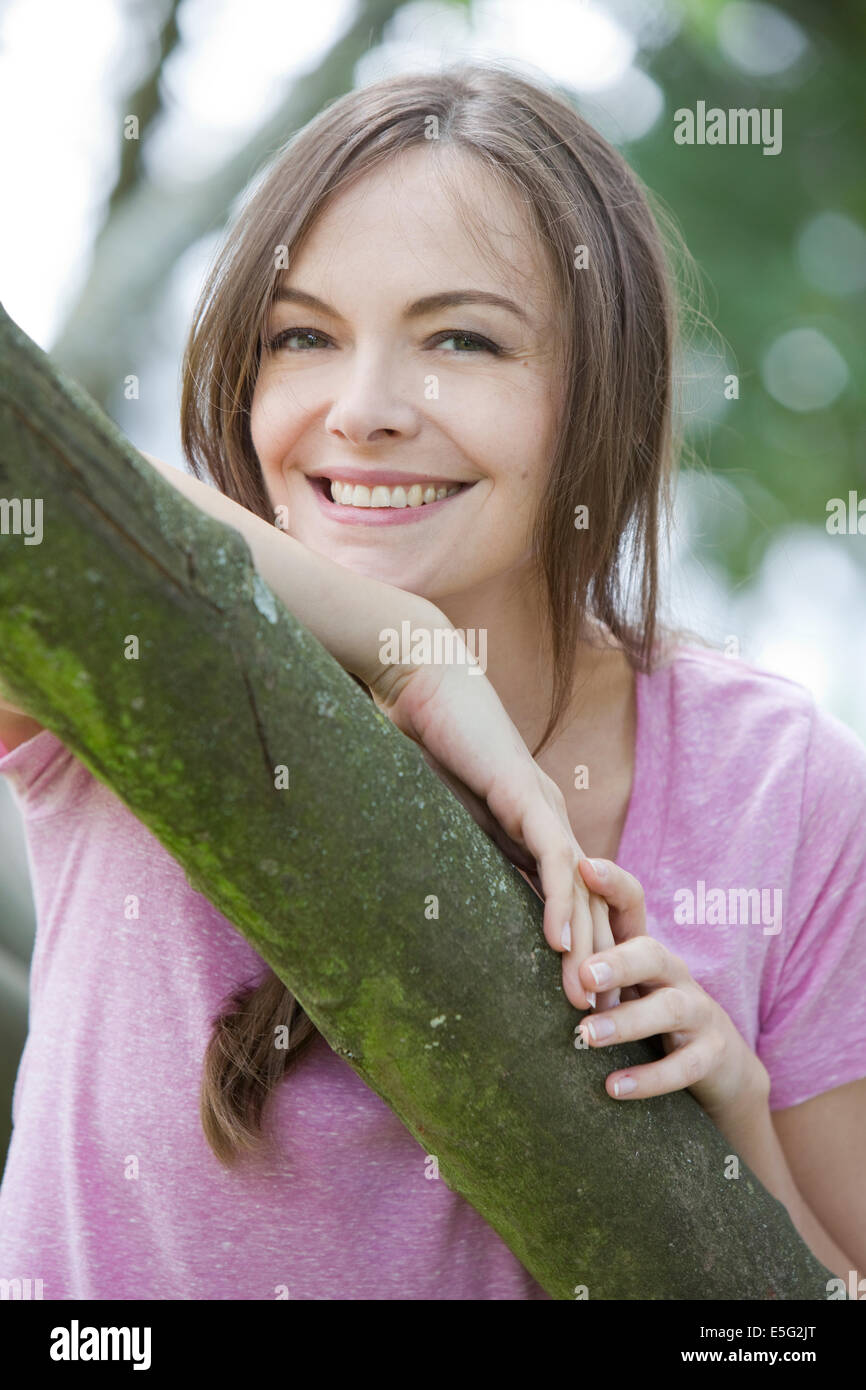 Porträt einer Frau an einem Baum Stockfoto