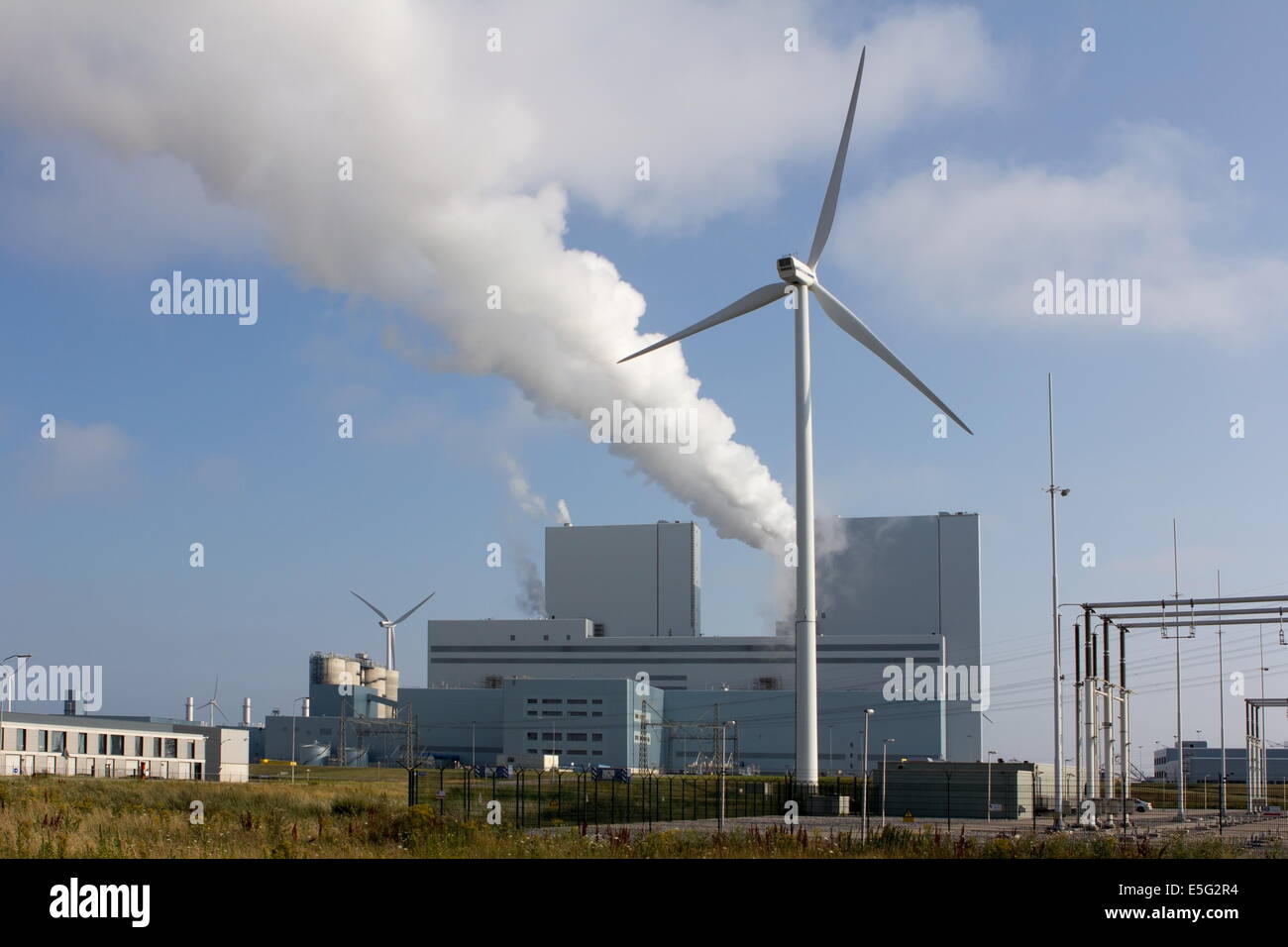 Eemshaven, Niederlande: 29. Juli 2014 - Infrarot-Foto von Pflanze und Windmühle in Groningen Stockfoto