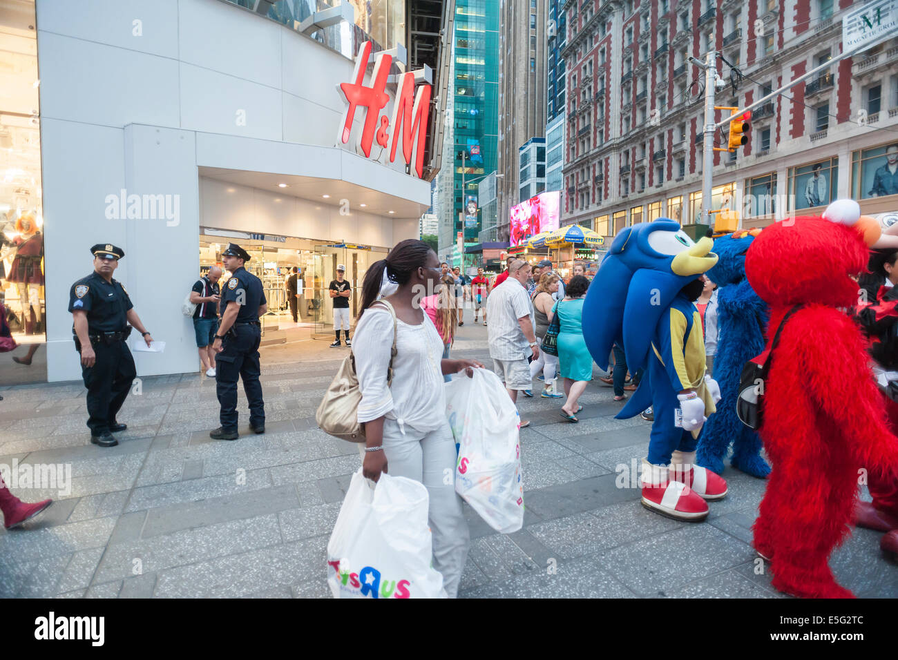 In Kostümen schwärmen Times Square in New York betteln um Tipps Stockfoto