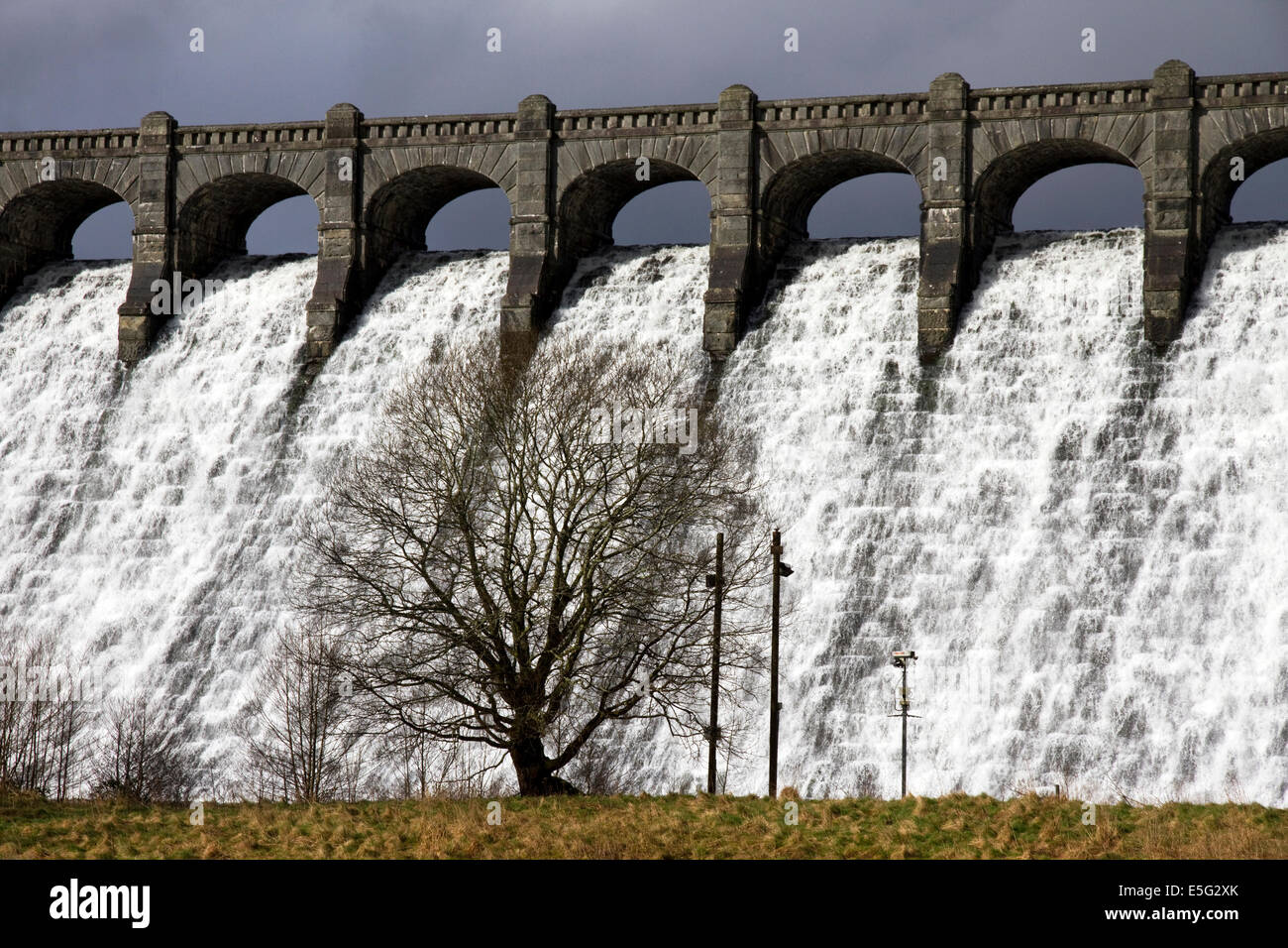 Damm und Brücke, Lake Vyrnwy (Victorian Reservoir) Montgomeryshire, Powys, Wales, UK Stockfoto