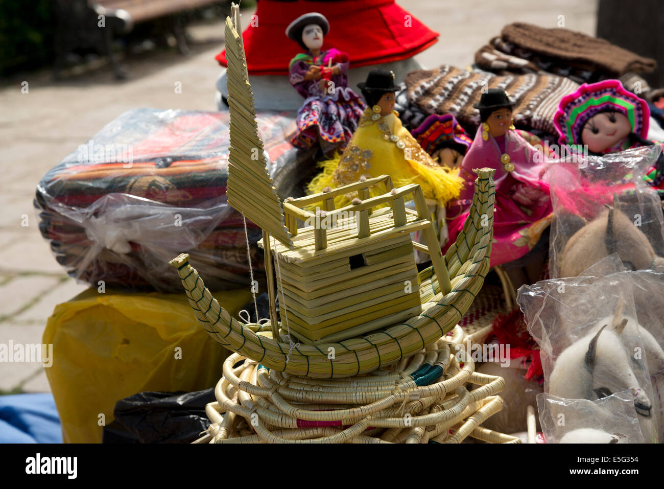 Modell Reed Floß oder Schiff wie die Ra 2 auf touristische Stall in Bolivien Stockfoto Modell Reed Floß oder Schiff wie die Ra 2 auf touristische Stall in Bolivien Stockfoto