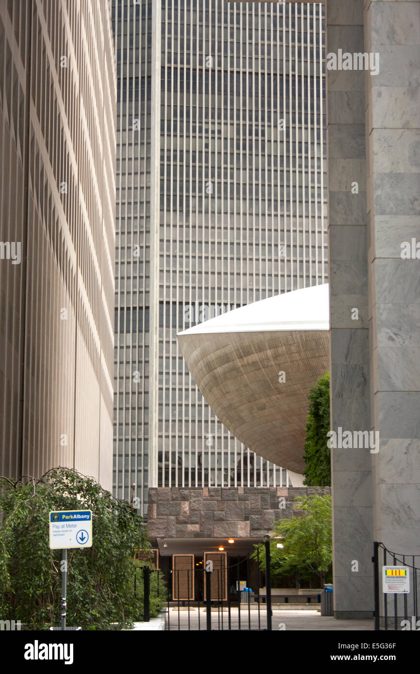 Das Ei mit dem Corning Tower im Hintergrund im The Empire Plaza in Albany, New York Stockfoto