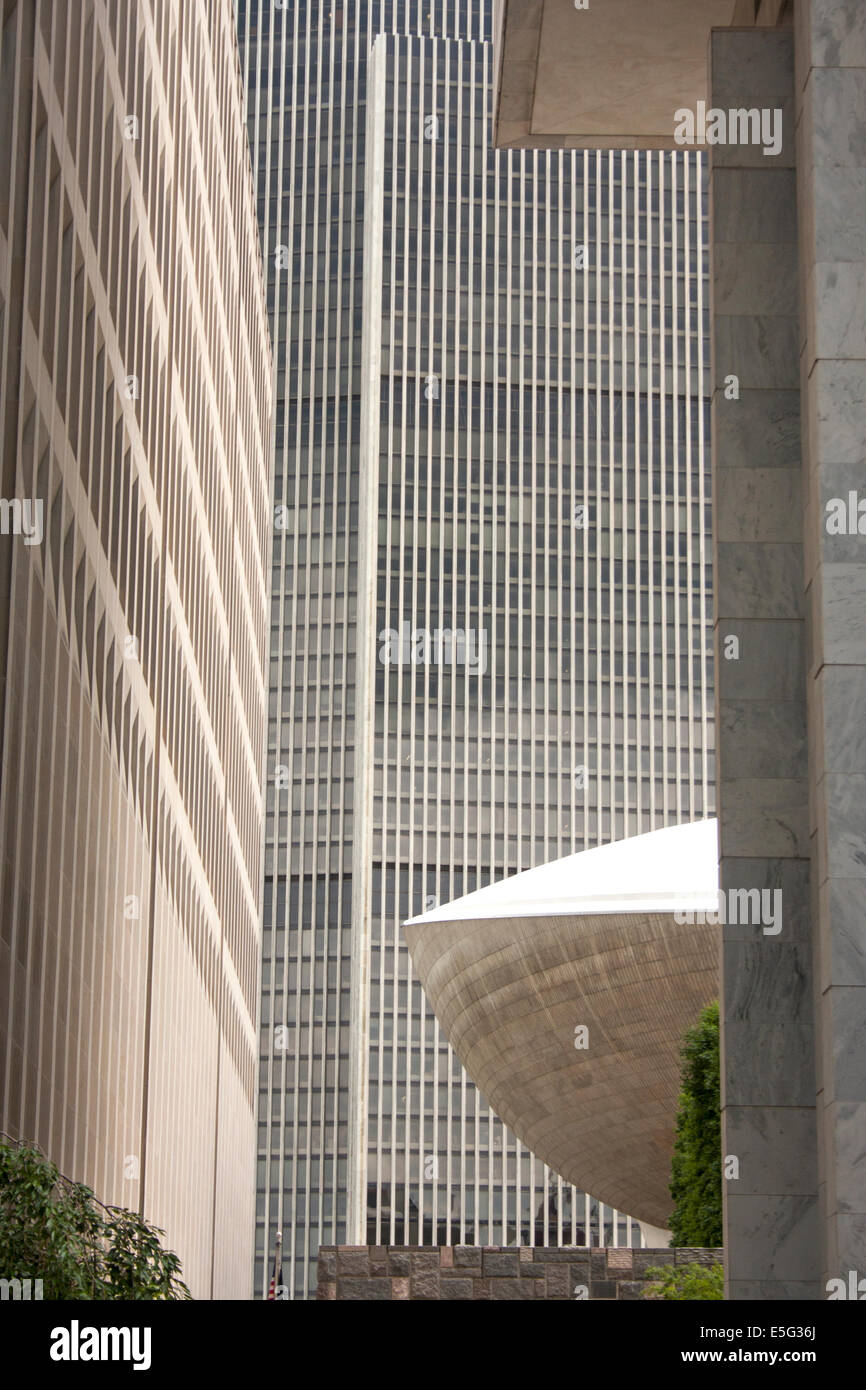 Das Ei mit dem Corning Tower im Hintergrund im The Empire Plaza in Albany, New York Stockfoto