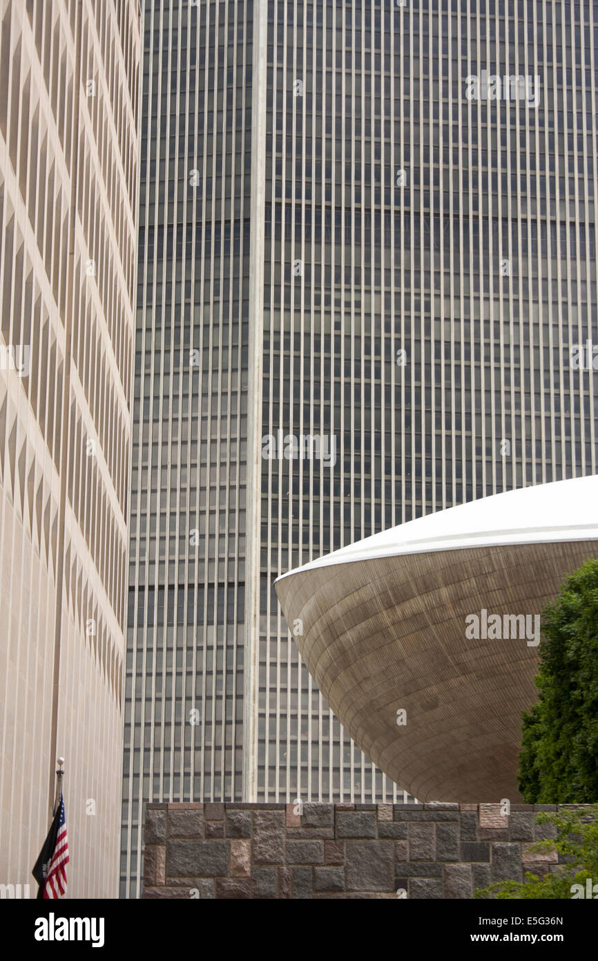 Das Ei mit dem Corning Tower im Hintergrund im The Empire Plaza in Albany, New York Stockfoto