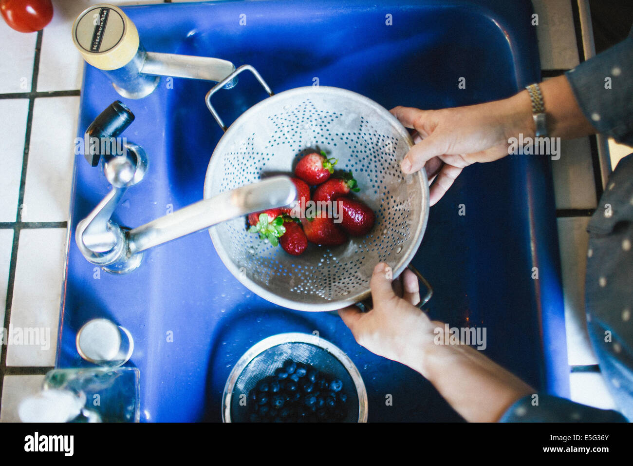 Frau waschen Obst Stockfoto