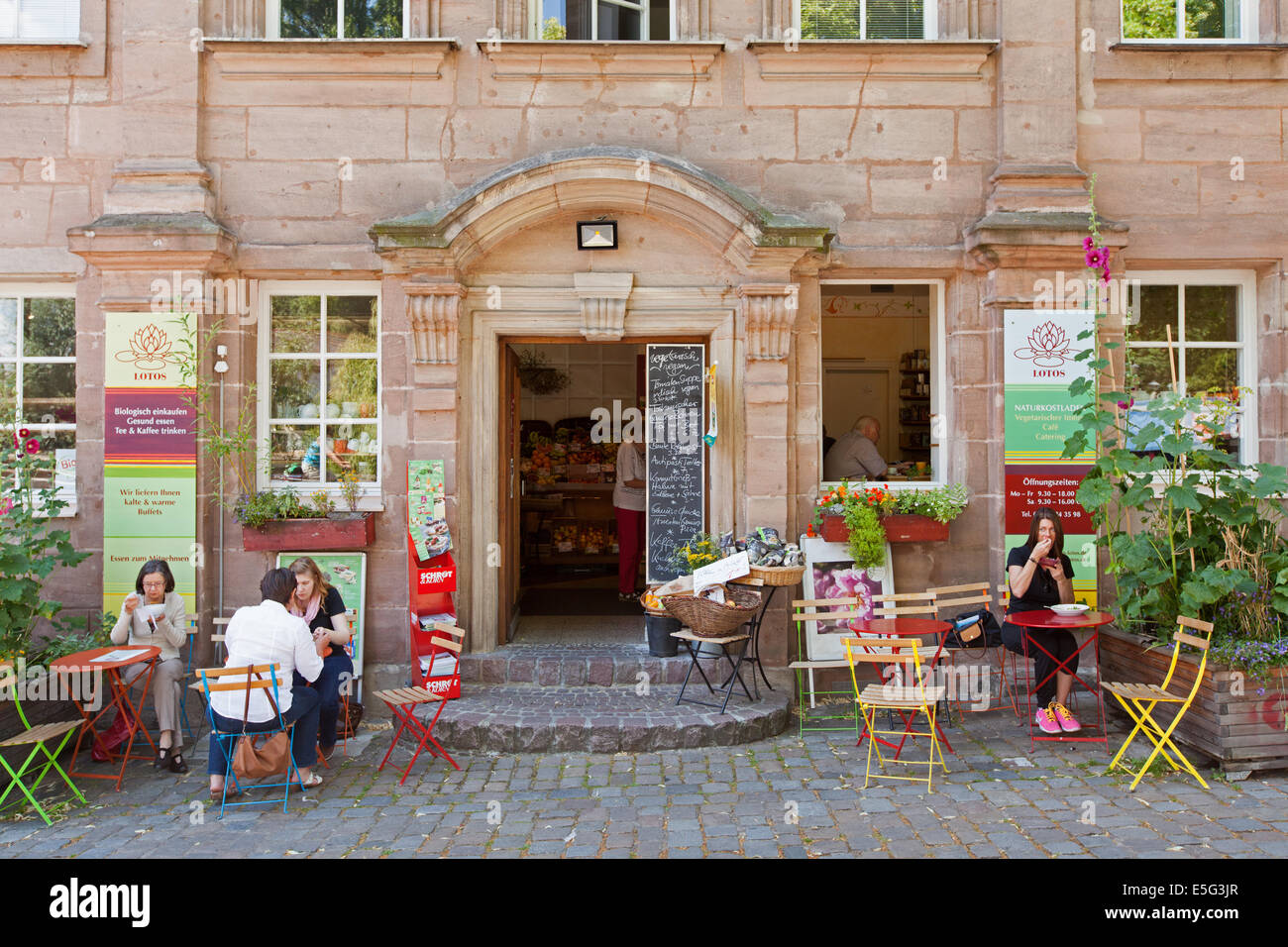 Ein Bio (Bio) Café und Shop in der deutschen Stadt Nürnberg. Stockfoto