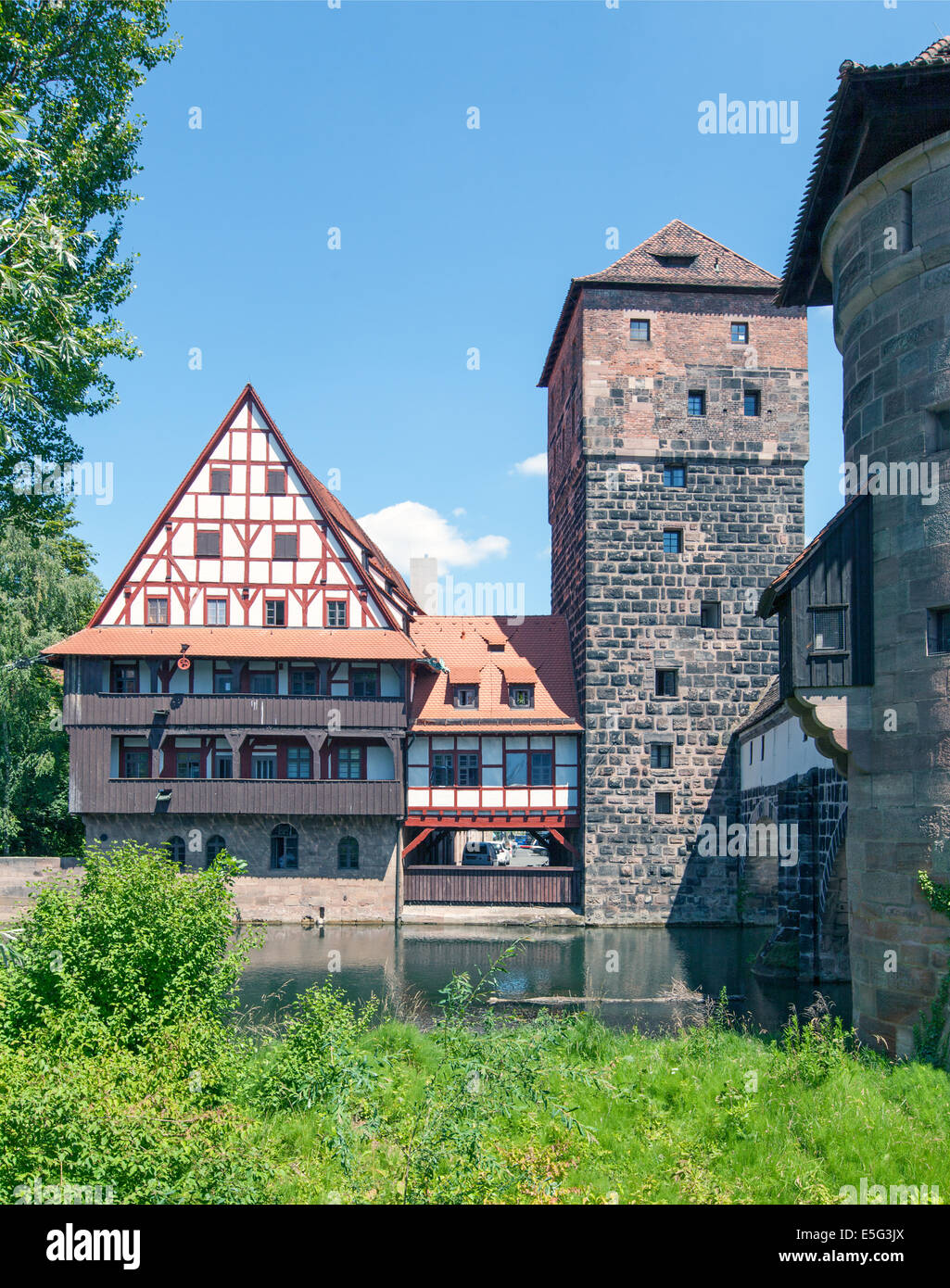 Die berühmte Weinstadel und Wasserturm (Wasserturm) über den Fluss Pegnitz in der deutschen Stadt Nürnberg. Stockfoto