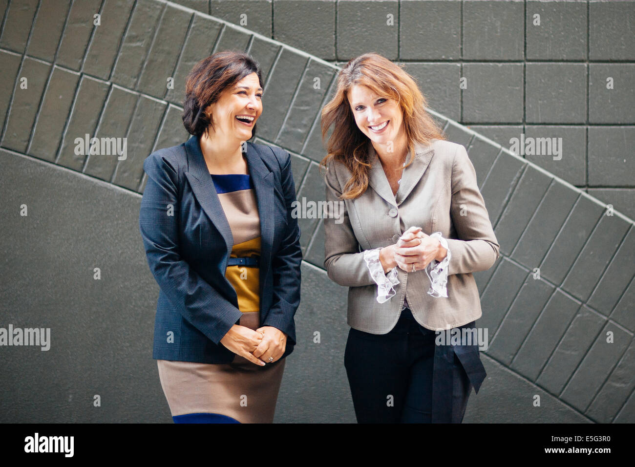 Zwei Frauen Lächeln Stockfoto