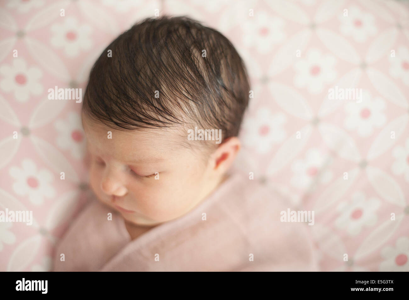 Erhöhte Sicht des schlafenden Babys (0-1 Monat) Stockfoto