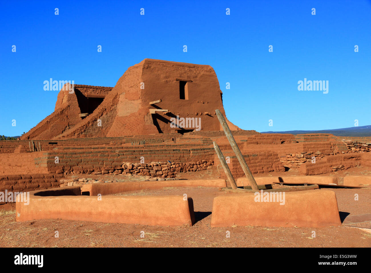 Spanisch kolonialen Kirche neu erbaut 1692, Pueblo aufgegeben by1800, Kiva koexistierte mit Kirche. Stockfoto