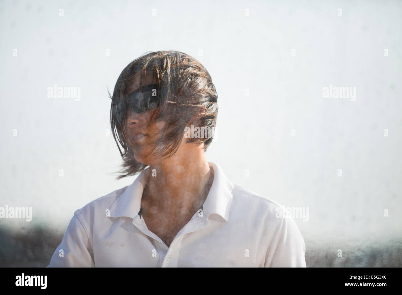 Mid-Adult-Frau mit nassen Haaren Stockfoto