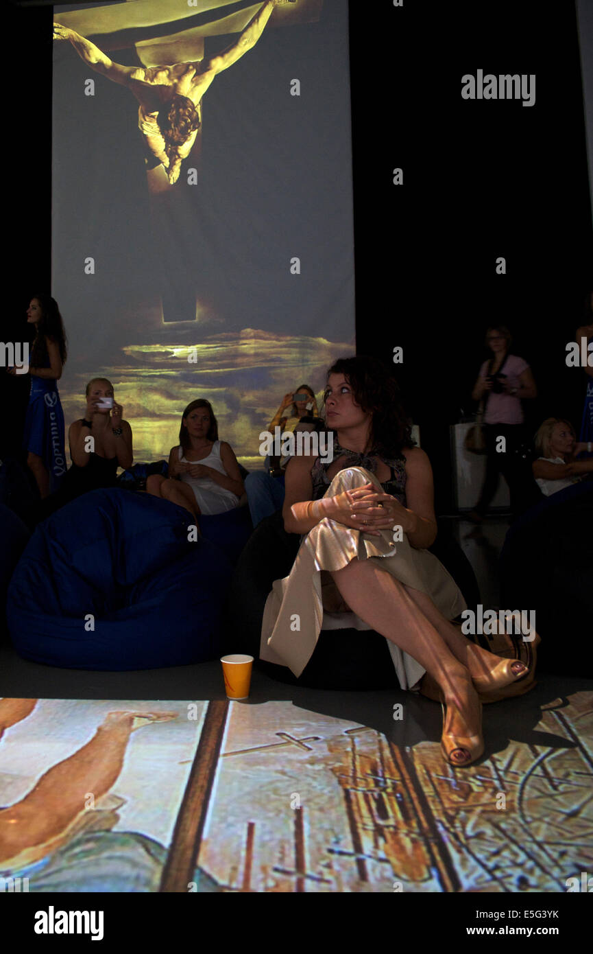 Moskau, Russland. 30. Juli 2014. Menschen besuchen eine Ausstellung von digitalen Versionen von einigen der bekanntesten Gemälde Salvador Dali, die eine Multimedia-Ausstellung in Moskau gehören. © Anna Sergeeva/ZUMA Draht/Alamy Live-Nachrichten Stockfoto