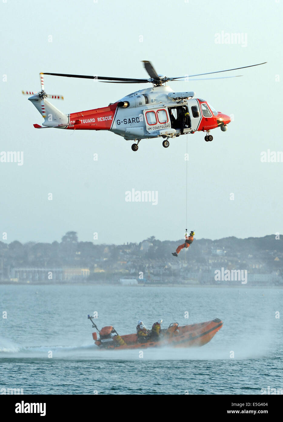 Küstenwache-Search and Rescue Helikopter, Winde Mann und RNLI-Rettungsboot, England, UK Stockfoto