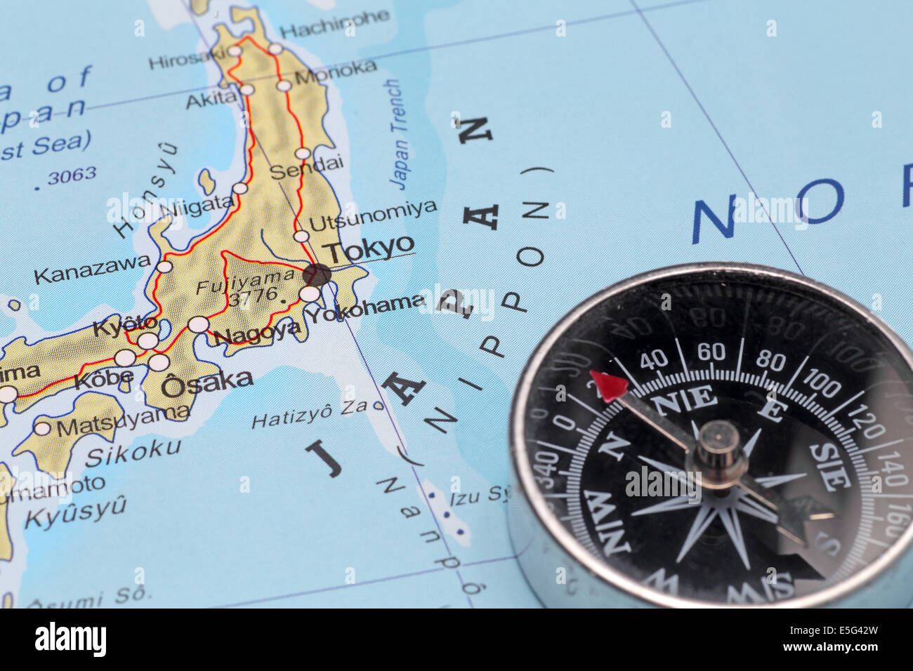 Kompass auf einer Karte zeigt auf Japan und planen eine Reise mit Ziel Tokio Stockfoto