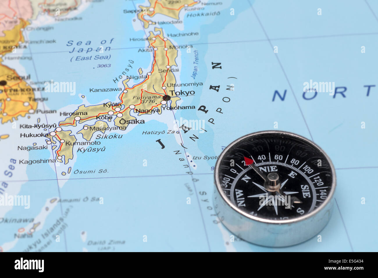 Kompass auf einer Karte zeigt auf Japan und planen eine Reise Wert Stockfoto