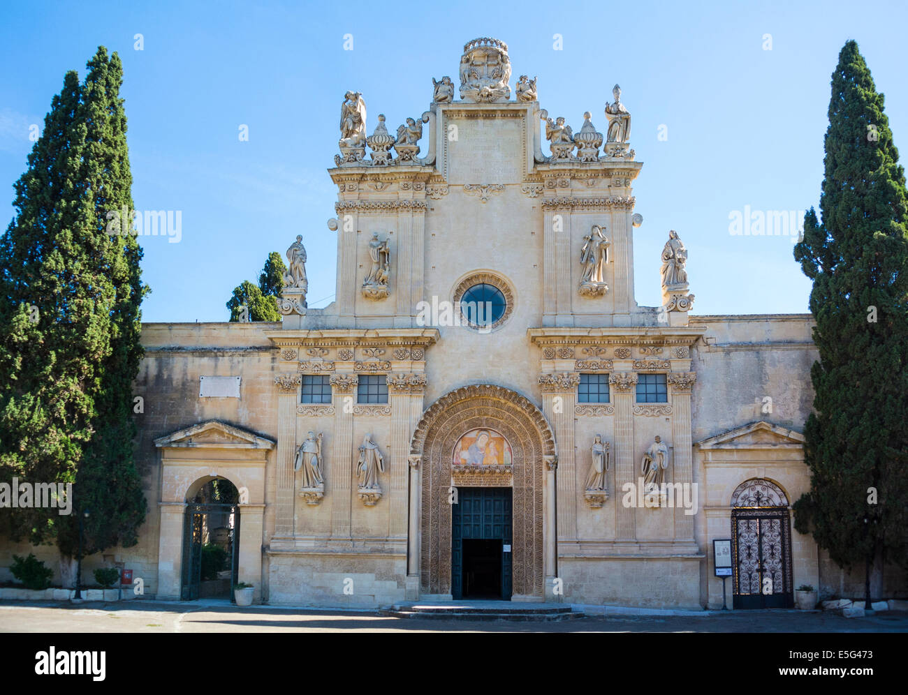 Lecce, Süditalien, die Fassade der Kirche Santi Nicolo e Cataldo (auf Italienisch: Chiesa dei Santi Niccolò e Cataldo) im Barockstil. Stockfoto