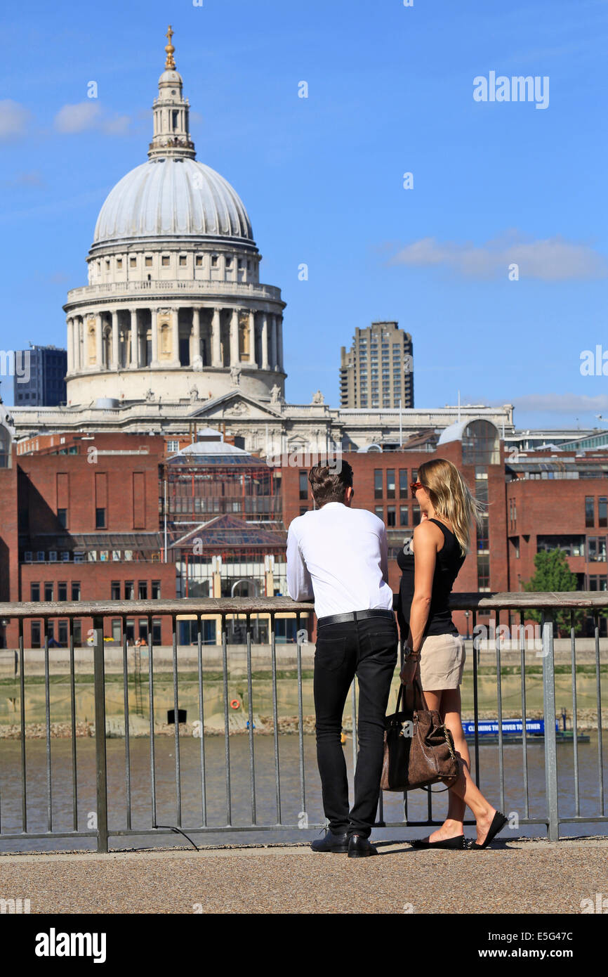 Ein junges Paar, Blick auf die Themse von South Bank, St. Pauls Cathedral, London, UK Stockfoto