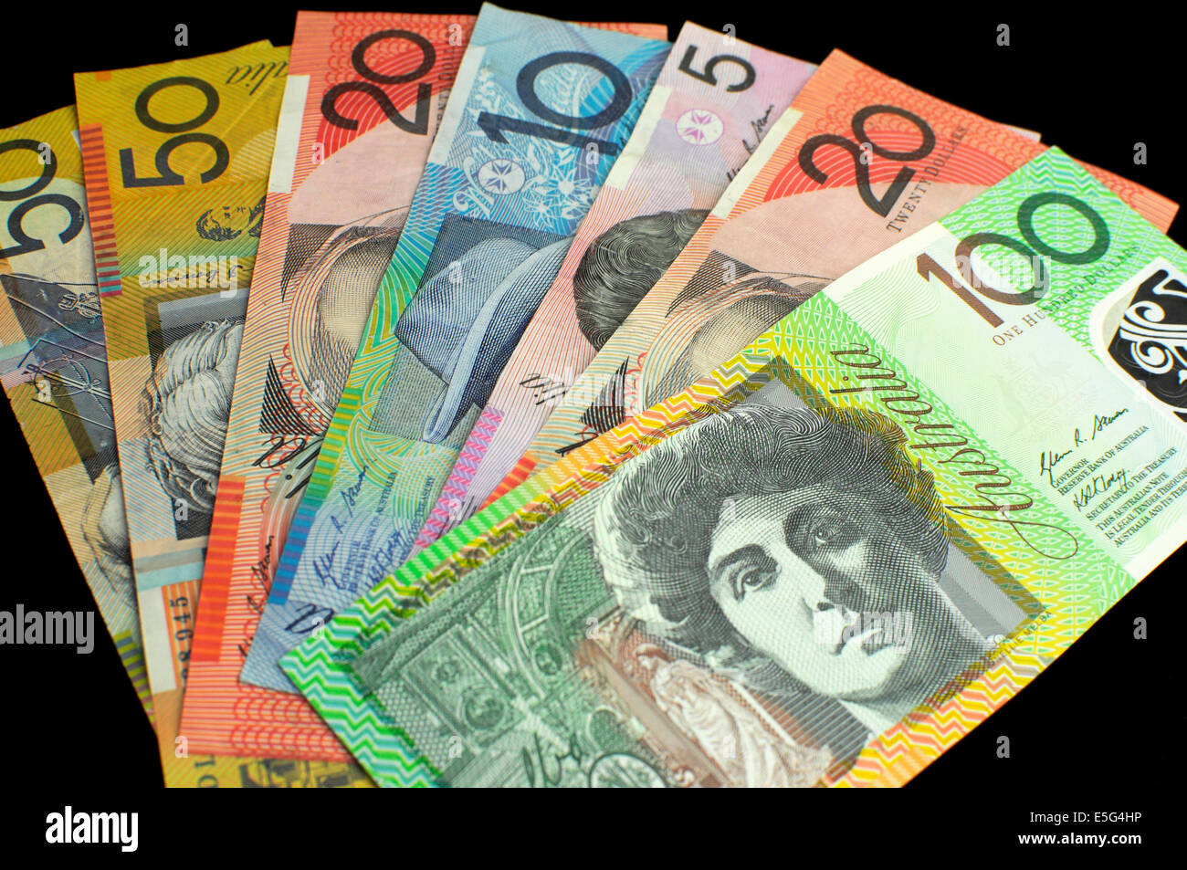 Australische Geld, einschließlich 100, 50, 20, 10 und 5-Dollar-Noten auf schwarzem Hintergrund. Stockfoto