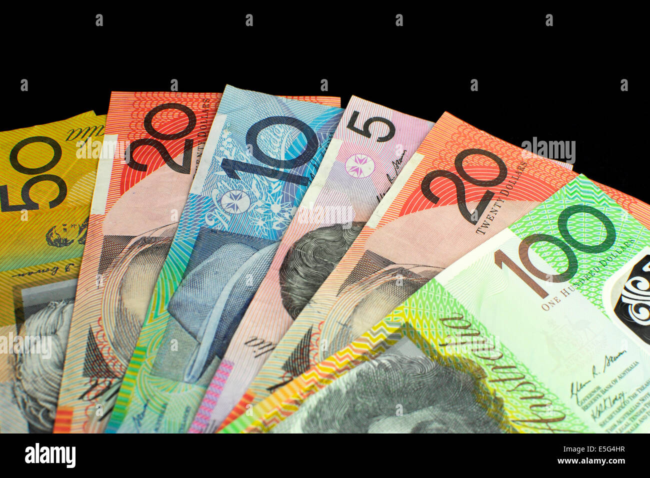 Australische Papiergeld, einschließlich 100, zwanzig, zehn, fünf und fünfzig-Dollar-Noten auf einem schwarzen Hintergrund Stockfoto