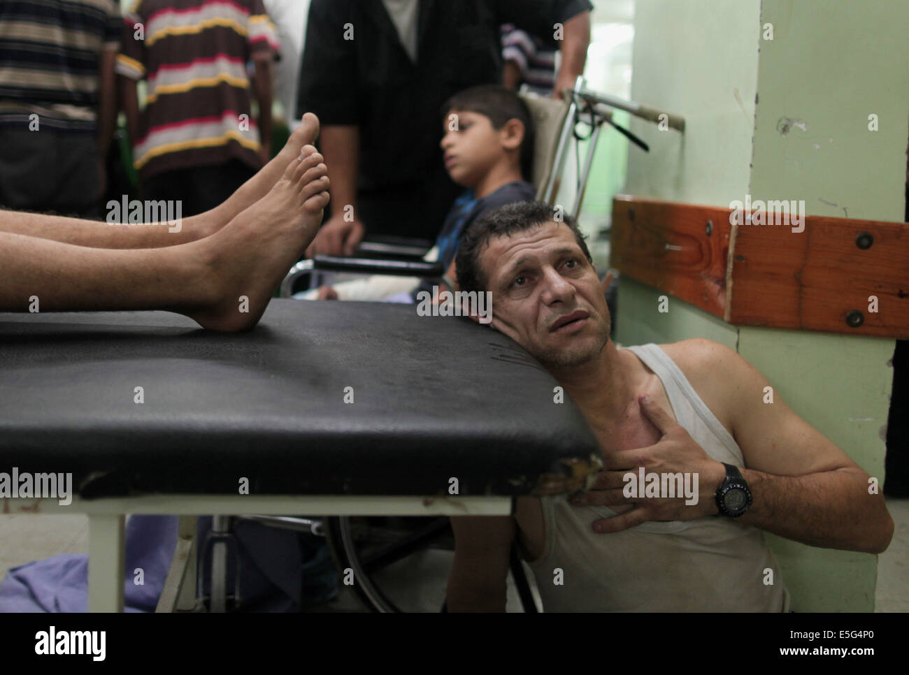 Gaza, Kamal Adwan Krankenhaus im nördlichen Gazastreifen Beit Lahia. 30. Juli 2014. Ein palästinensischer Mann, der bei einem israelischen Angriff verletzt wurde, wartet auf Behandlung bei Kamal Adwan Krankenhaus im nördlichen Gazastreifen Beit Lahia am 30. Juli 2014. Der palästinensische Präsident Mahmoud Abbas am Mittwoch erklärte die umkämpfte Hamas beherrschten Gazastreifen als Katastrophengebiet, berichtete die staatliche Nachrichtenagentur Wafa. Bildnachweis: Wissam Nassar/Xinhua/Alamy Live-Nachrichten Stockfoto