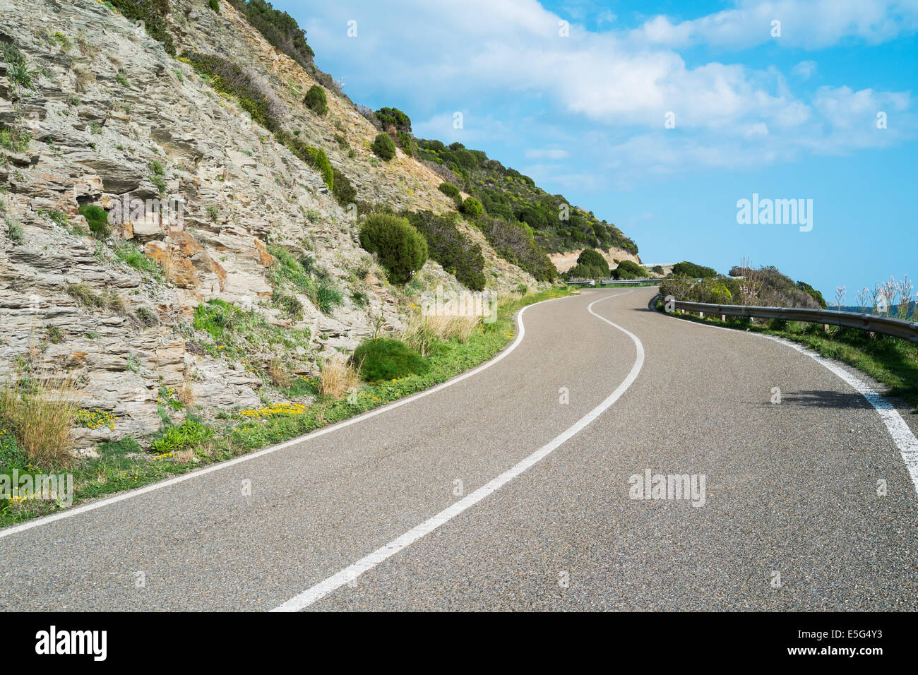 Kurvenreiche Straße entlang der Küste in Teulada, Sardinien, Italien Stockfoto