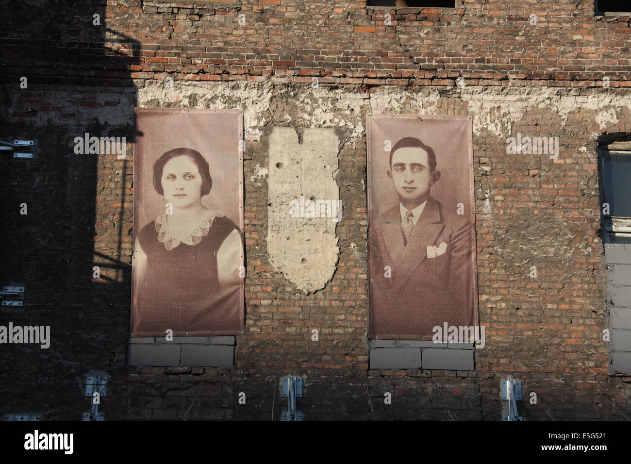 Bilder von früheren jüdischen Bewohner des Warschauer Ghettos bedecken die Wände am Prozna Straße in Warschau Stockfoto