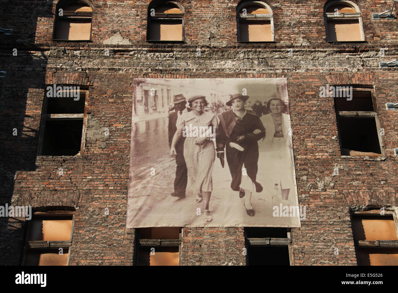 Bilder von früheren jüdischen Bewohner des Warschauer Ghettos bedecken die Wände am Prozna Straße in Warschau Stockfoto