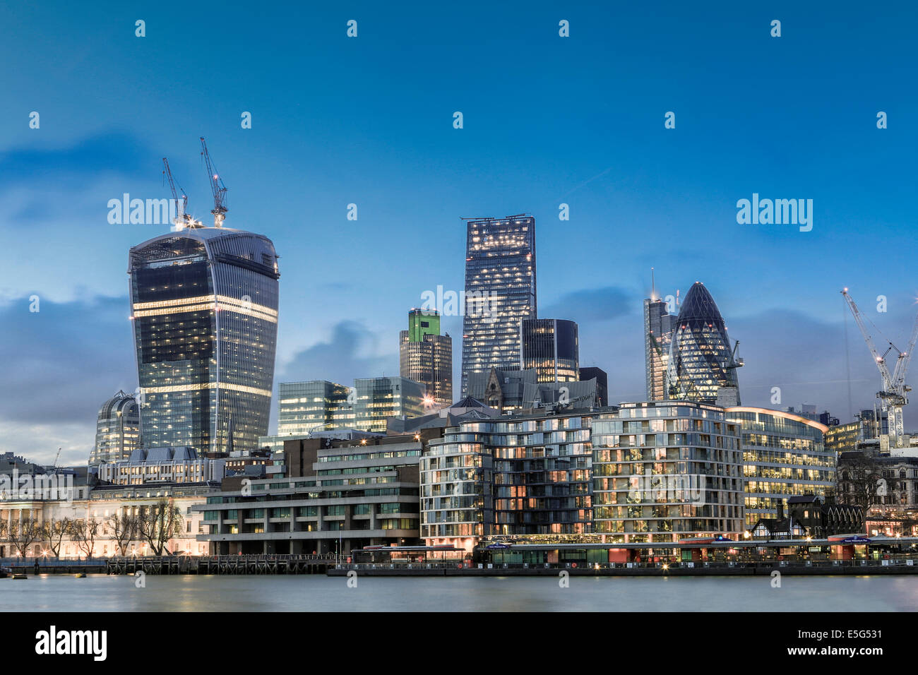Der Londoner Financial & Geschäftsviertel, Skyline zeigt Gherkin, Cheesegrater und Walkie Talkie Gebäude, London, UK Stockfoto