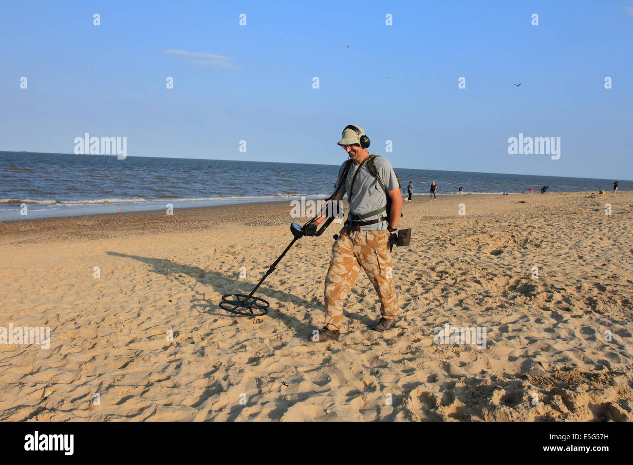 ein Mann, Scannen mit Metalldetektor Gorleston Strand entlang, Schatzsucher, Stockfoto