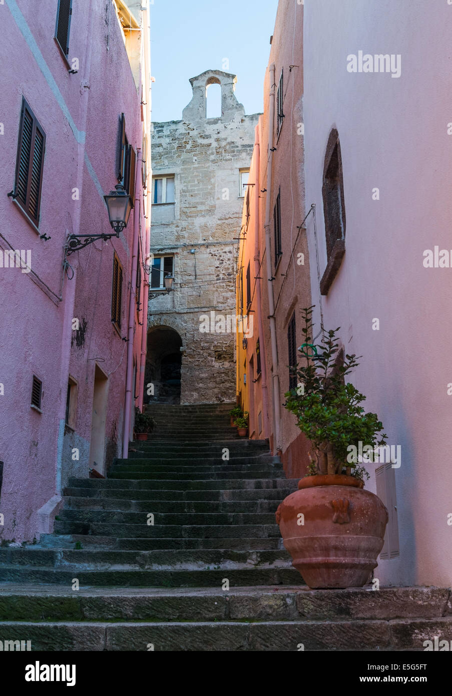 Gasse mit Wellnessbereich in Festung Castelsardo, Sardinien, Italien Stockfoto