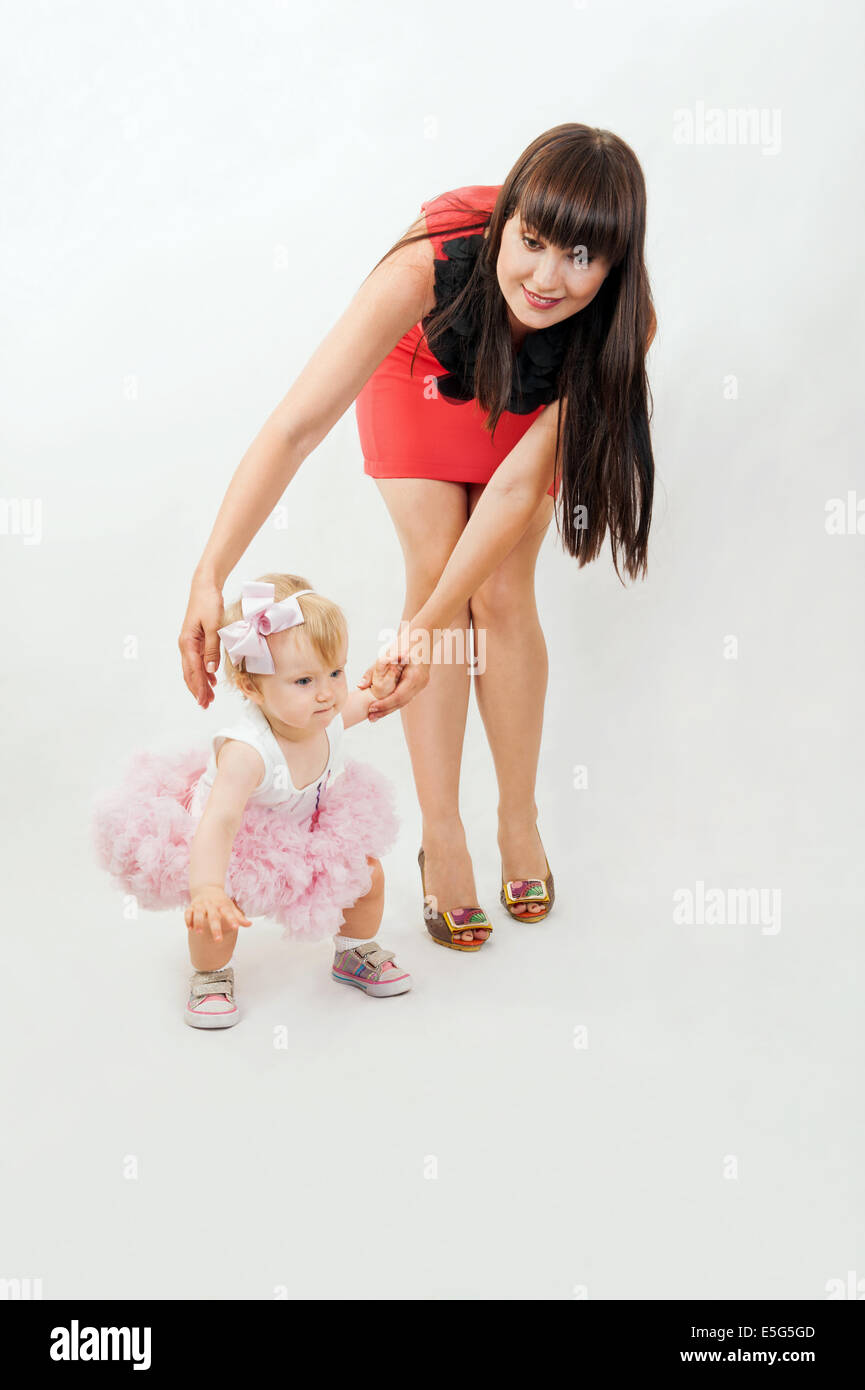 Schöne glückliche Mutter mit Tochter auf weißem Hintergrund Stockfoto