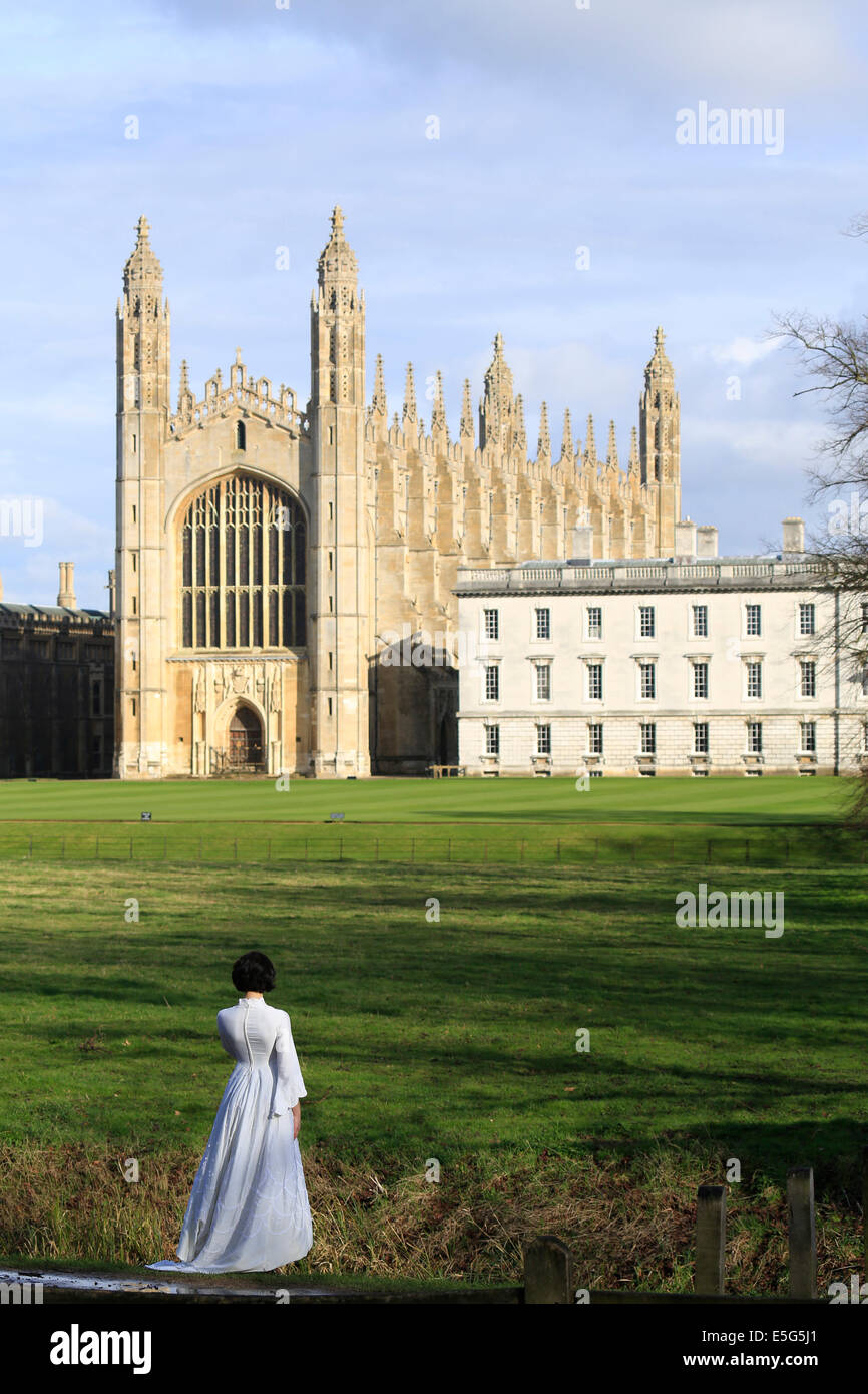 Eine junge Frau gekleidet in weißen Blick auf Kings College Chapel und die Rücken, Cambridge, England, UK Stockfoto