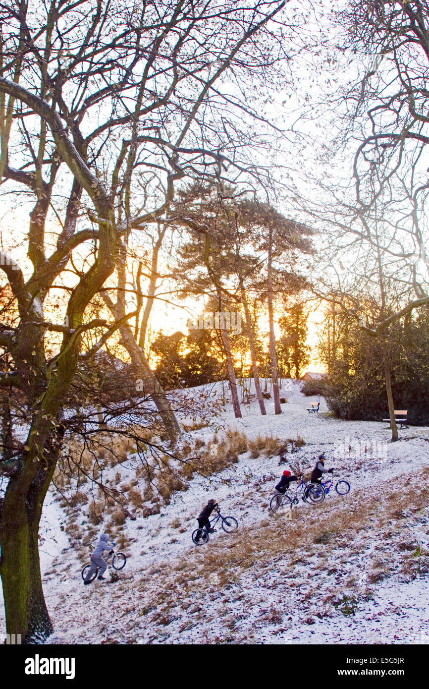 Spielende Kinder im Crystal Palace Park, Penge, London im Winter Stockfoto