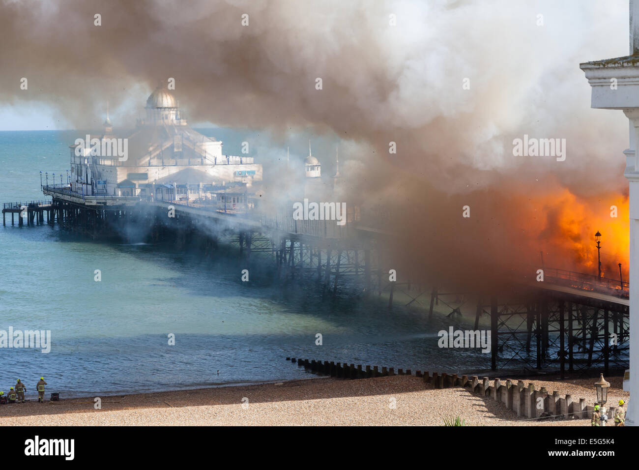Eastbourne Pier am Feuer Stockfoto