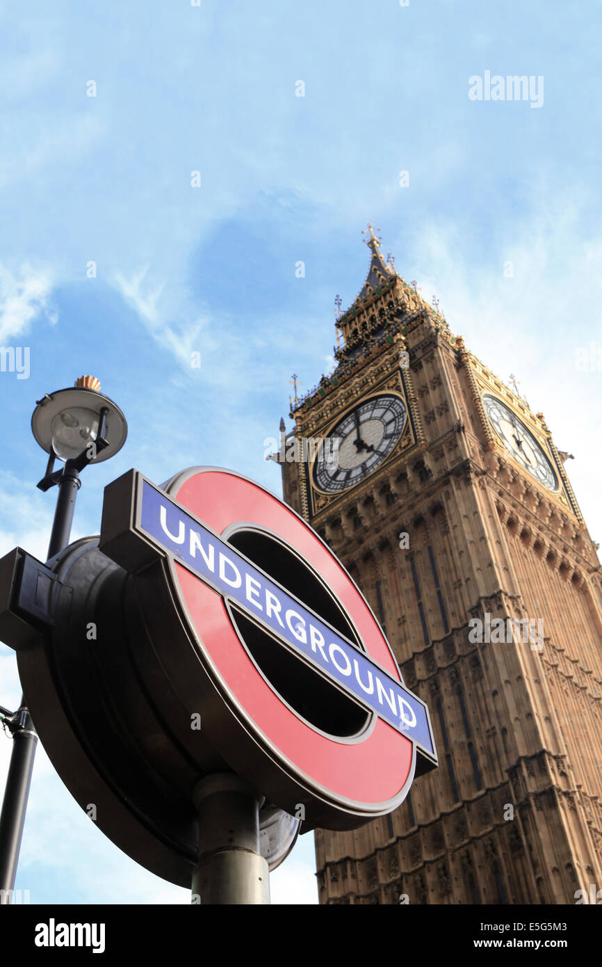 Ein u-Bahn-Zeichen und der Queen Elizabeth Tower (Big Ben) in London, England, UK Stockfoto