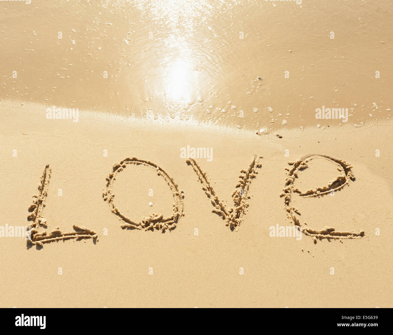 Wort-Liebe am Sand Strand - Liebe und romantische Konzept Stockfoto