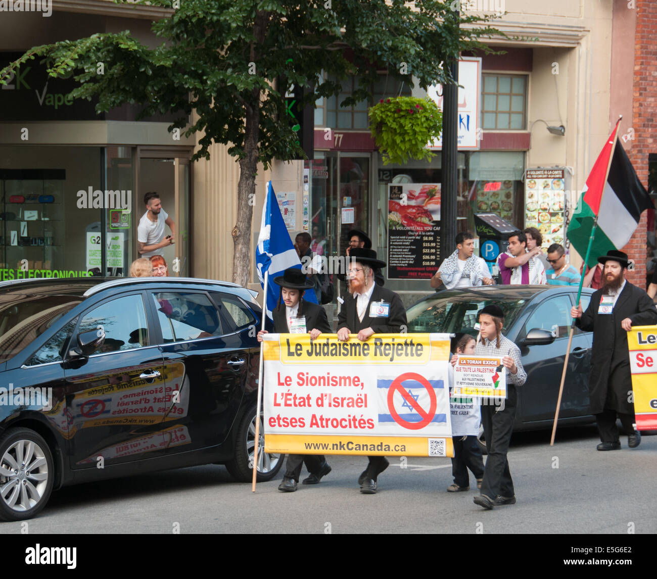 Montreal, Kanada. 30. Juli 2014. Ward nahm auf die Straße zu protestieren gegen die kontinuierliche Bombardierung des Gazastreifens, die in einer wachsenden Zahl von palästinensischen zivilen Casulaties resultiert. Bildnachweis: Megapress/Alamy Live-Nachrichten Stockfoto
