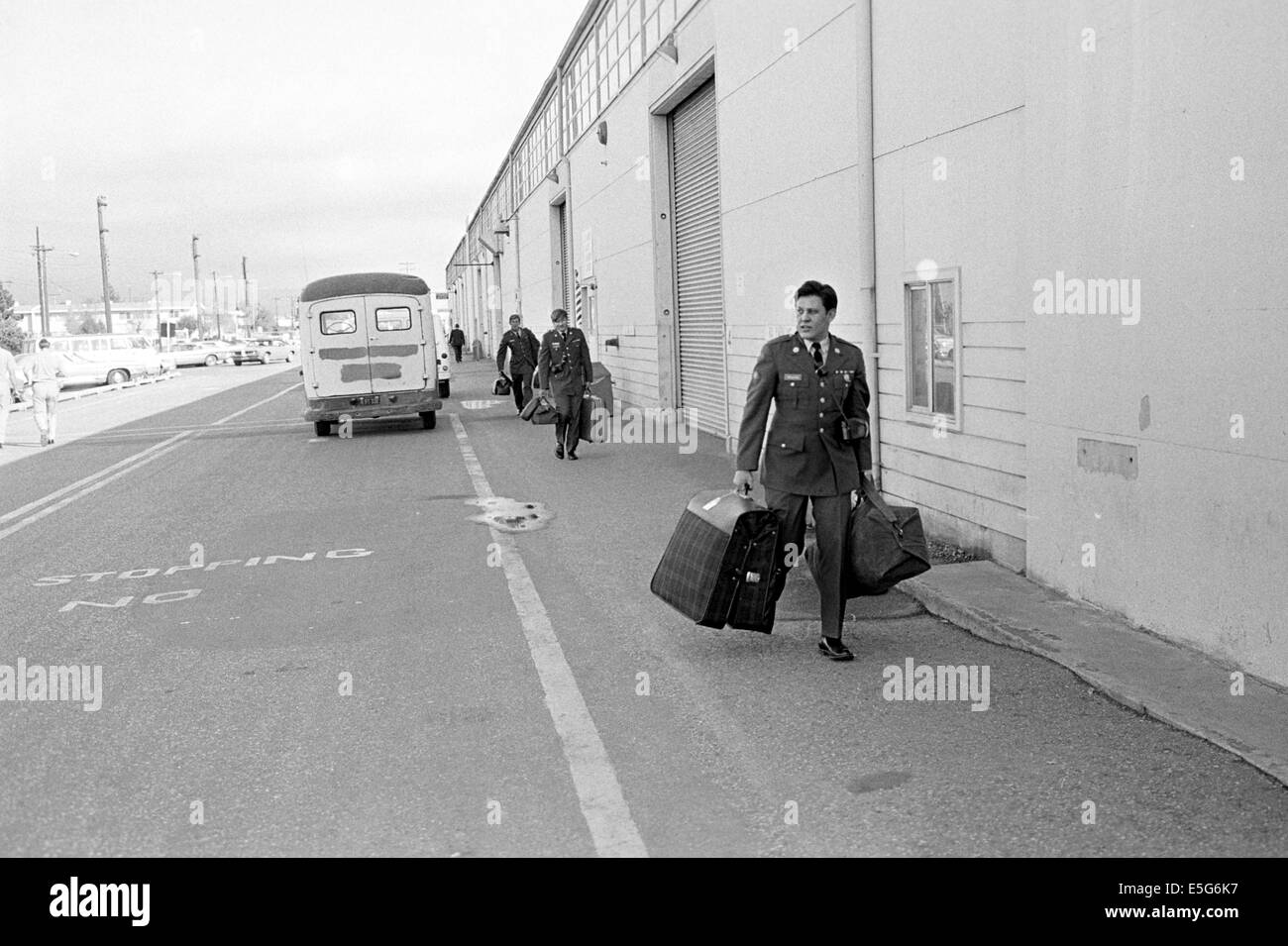 In Oakland Army Depot Soldaten Rückkehr aus Vietnam Kampf mit Änderungen in der Zeit-Zonen, die Papiere auszufüllen und bereit für Entlastung und zurück zu ihren Familien kommen. Stockfoto