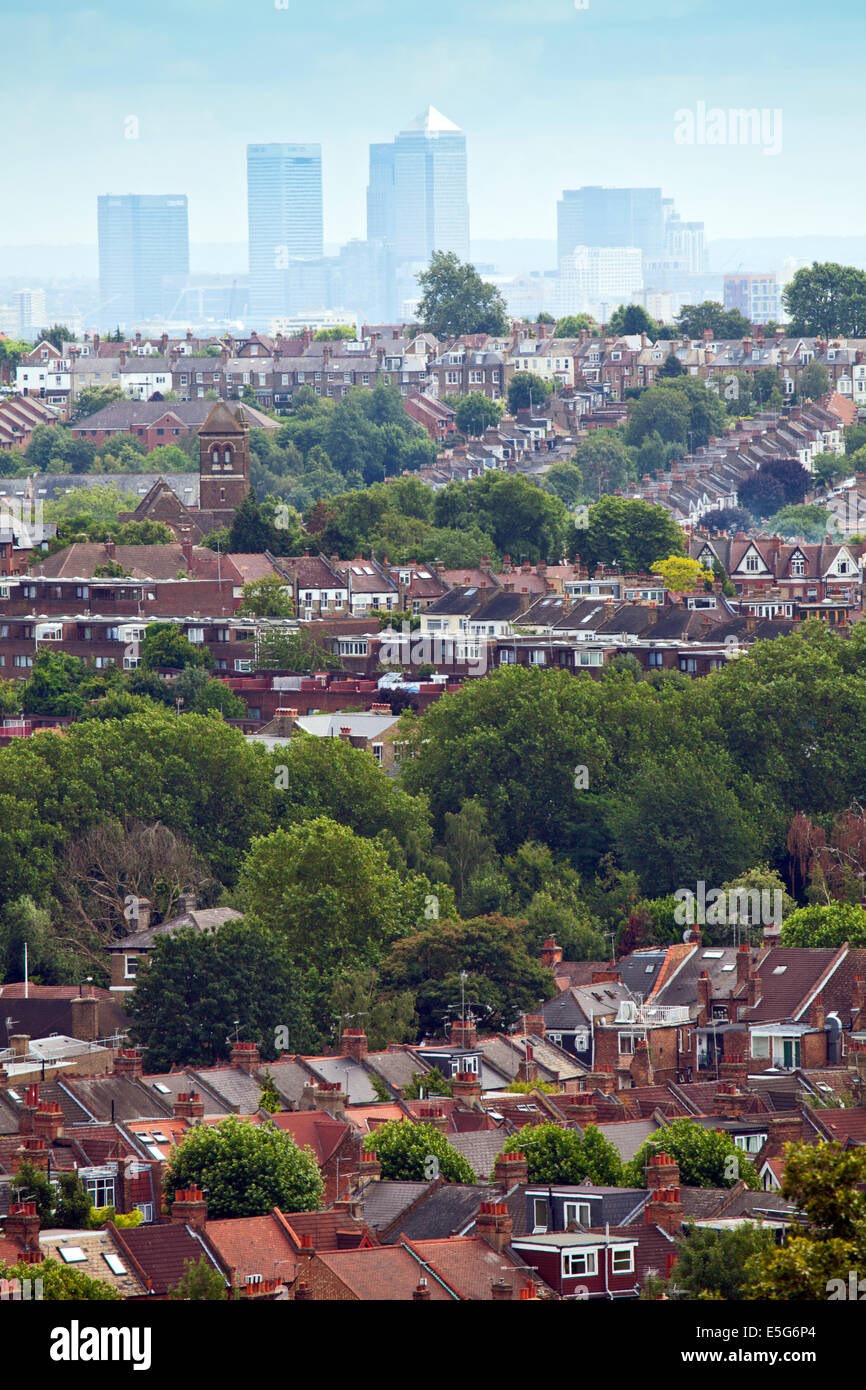 Sommer Blick von suburban London Alexandra Palace (Muswell Hill) mit Gehäuse aus Holz & Crouch End, einen entfernten Blick auf die City von London Skyline Stockfoto