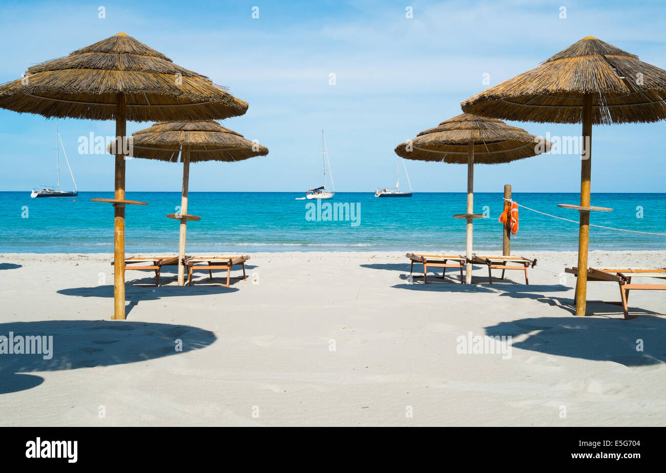 Sonnenschirme und Liegestühle in Porto Giunco Beach, Villasimius, Sardinien, Italien Stockfoto