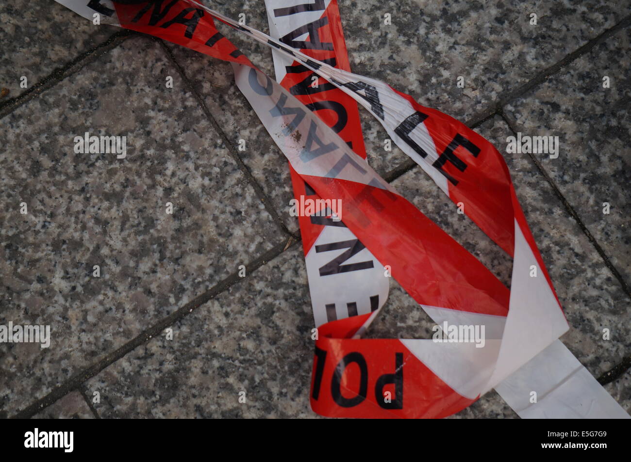 Roten und weißen Police Nationale Menge Kontrolle Band liegen auf dem Boden auf der Avenue des Champs Elysees in Paris am Nationalfeiertag Stockfoto