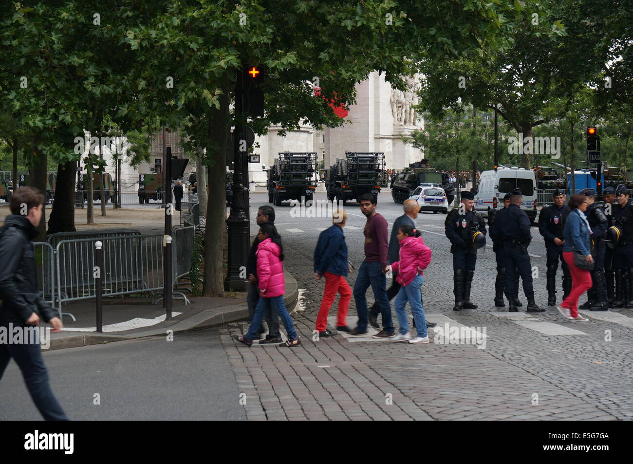 Vor der Militärparade am französischen Nationalfeiertag sind Polizisten Ordnung bewahren. Stockfoto